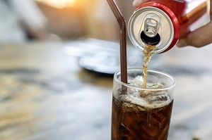 copo cheio de refrigerante de cola article 2
