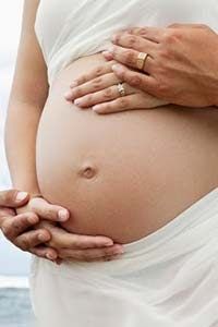 Gestante e mãos carinhosas
