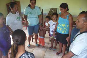 lideres juntos rezando