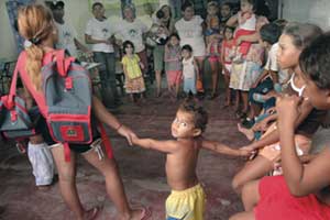 crianças brincando de roda