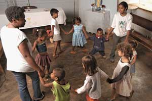 celebracao da vida crianca brincando de roda