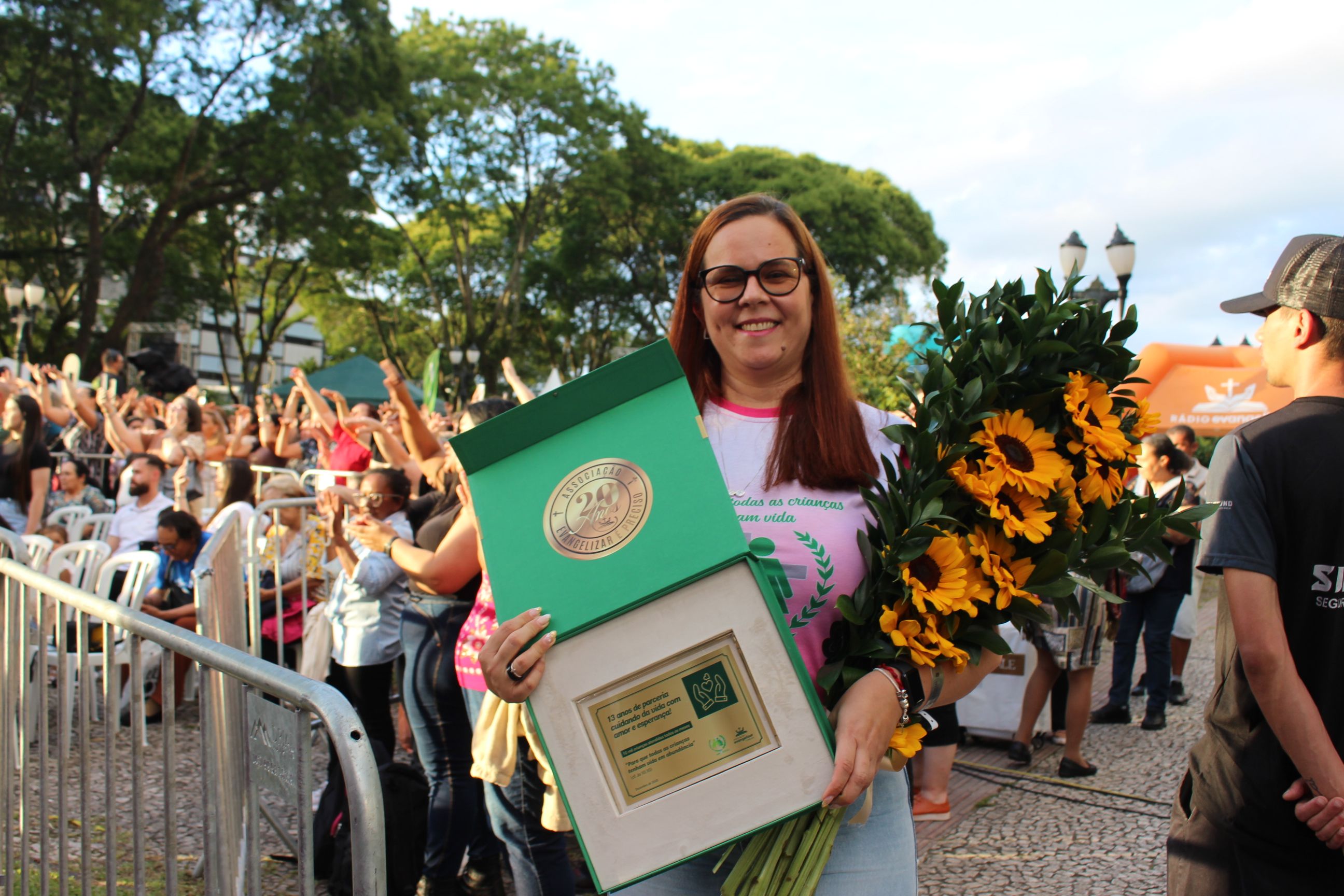 Certificado simbólico de renovação da parceria do projeto Abracei