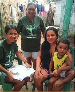líder voluntário fazendo visita as familias
