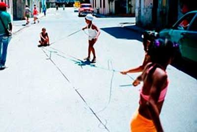 Crianças brincando rua