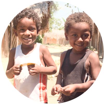 duas meninas sorrindo