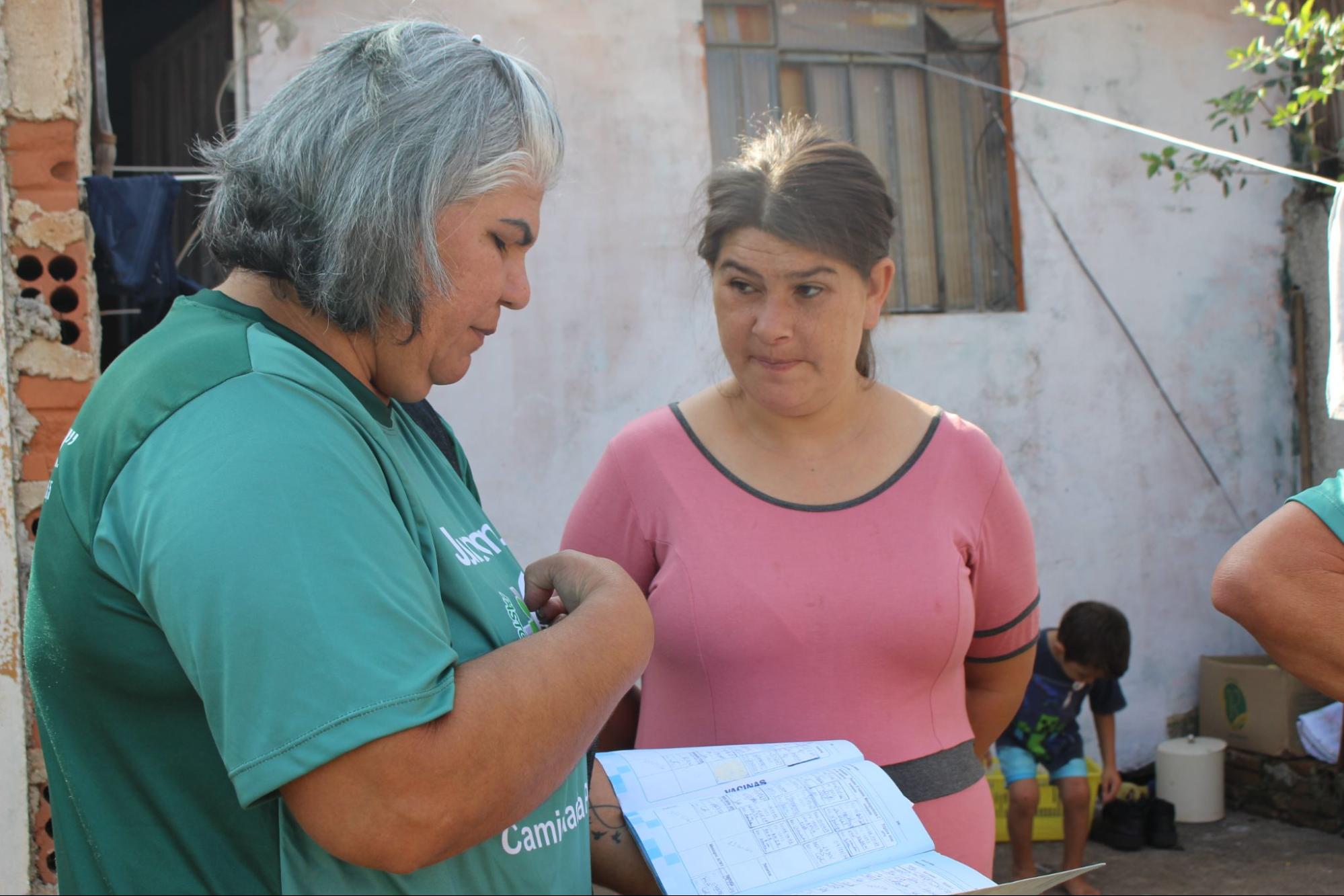 Líder da Pastoral em visita domiciliar realizando acompanhamento familiar