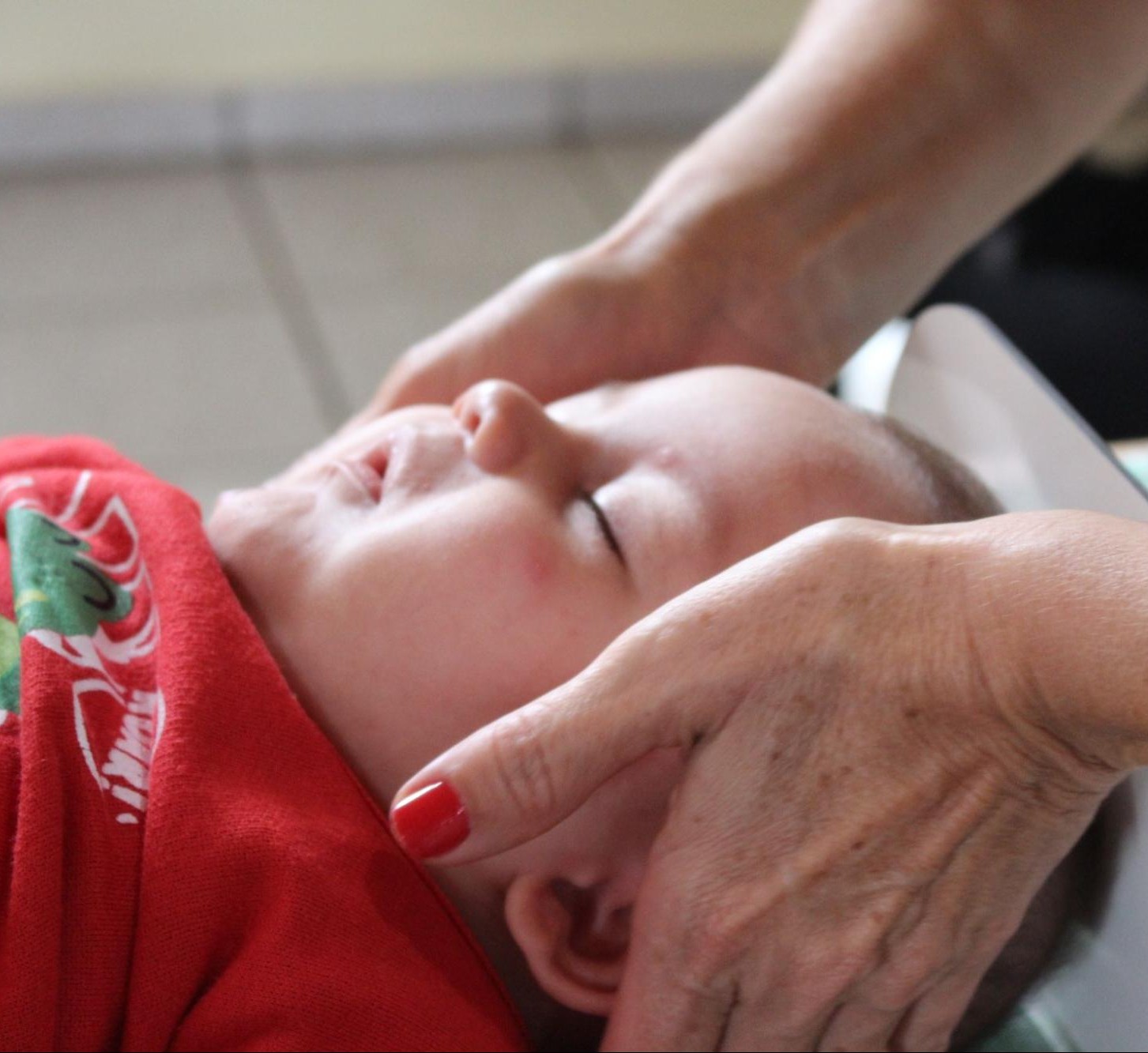 Bebê recebendo acompanhamento e cuidados durante ação da Pastoral