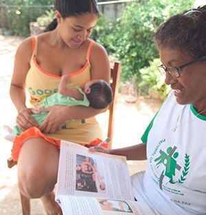 Foto: Elio Pio lider voluntario com mae e bebe