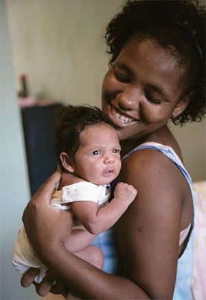 mãe com crianca recem nascida