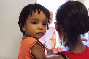 criança com mae no colo