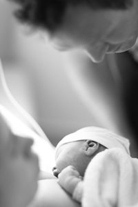 Mãe e pai com bebê recem nascido no pós parto