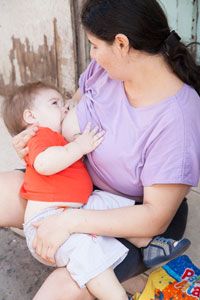 Mãe amamentando criança de um ano
