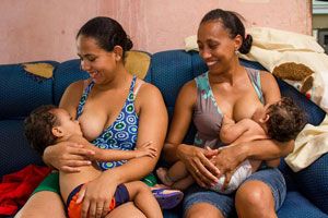 Mães amamentando juntas