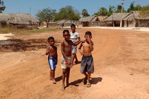 crianças brincando em chão de terra