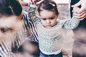 pai e mãe de mãos dados com bebê