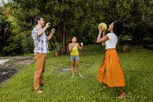 1384 brincadeiras e oportunidades familia brincando junto