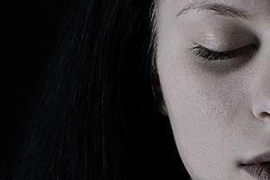 1390 drogas mulher de olhos fechados