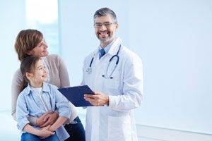 1392 antibiotico primeira dose medico com mae e crianca em consultorio