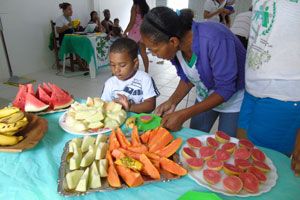 1394 alimentacao na infancia crianca comendo frutas com voluntario