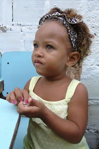 1397 alimentacao na creche menina comendo url