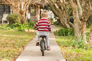 1408 importancia dos esportes para as criancas crianca andando de bicicleta entrevista
