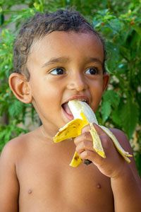 1415 seguranca alimentar menino comendo banana entrevista