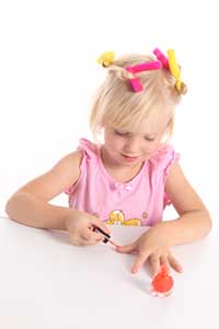 criança brinando de pintar as unhas