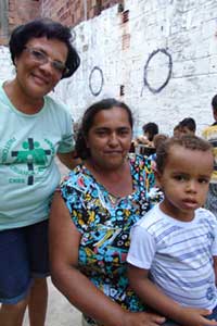 lidere voluntario com mãe e bebe