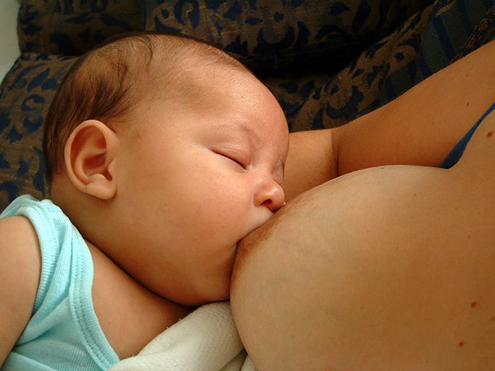 Bebê mamando na mãe