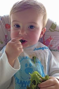 bebe comendo brocolis