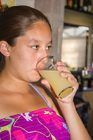 anemia - gestante tomando suco