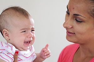 bebê chorando com a mãe
