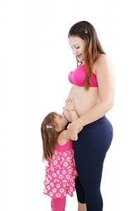 gestante com crianca abraçando a barriga