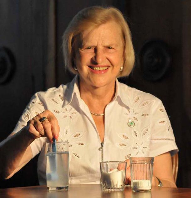 dra-zilda-fazendo-o-soro-caseiro