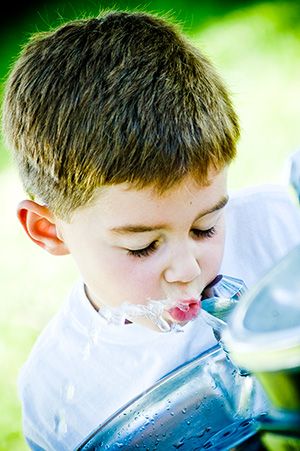 menino-bebendo-agua-Benjamin-Earwicker