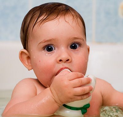 cuidados com a pele das crianca bebe tomando banho