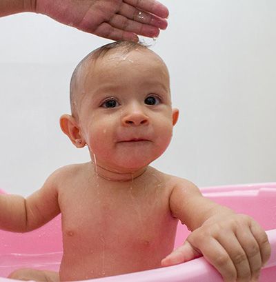 higiene cuidado e protecao bebe tomando banho