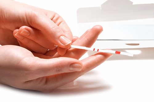 mao com teste de gravidez de farmacia