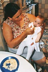 introducao de novos alimentos bebe comendo papinha
