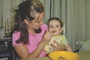 introducao de novos alimentos criança comendo papinha