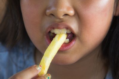 Obesidade menina comendo batata frita