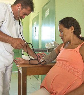 gestante-fazendo-o-pre-natal-2