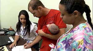pais registrando bebê no cartório