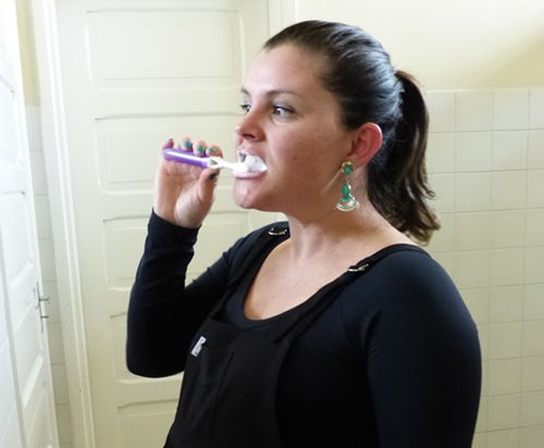 gestante escovando os dentes