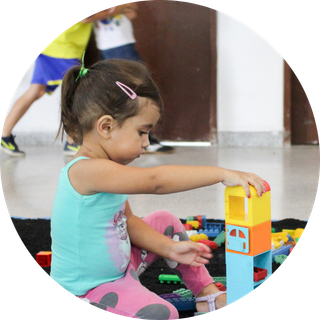 Imagem de uma criança brincando com uma torre de montar