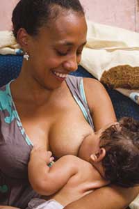bebe de seis meses mamando