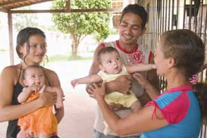 bebe de seis meses com líder e pais