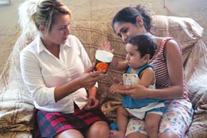 bebe de seis meses brincando a mãe