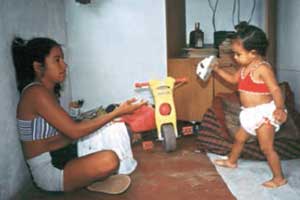 crianca 1 ano segurando objeto
