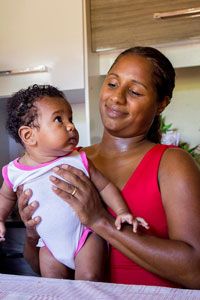 1388 dia das maes mae com bebe no colo